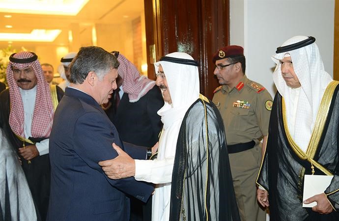 صاحب السمو الامير مرحبا بالعاهل الاردني ويبدو سمو ولي العهد والسفير احمد فهد الفهد
