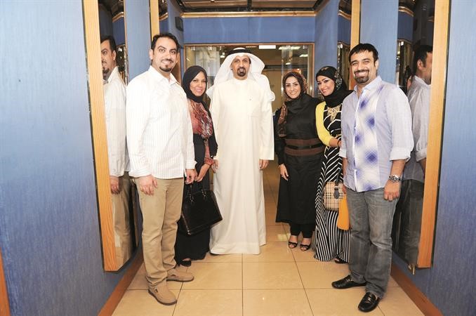 السفير سامي الحمد مع اسرة البرنامج ومراقبة المحطة خديجة دشتي 		فريال حماد﻿