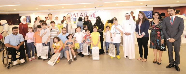 لقطة جماعية مع الاطفال
