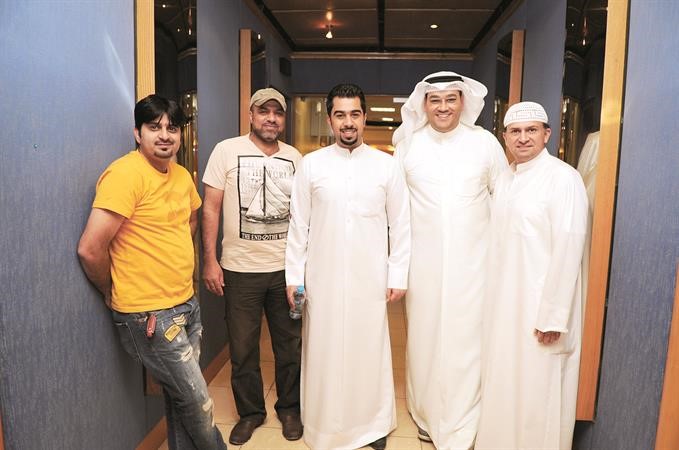  علي حيدر مع نايف الكندري واحمد الموسوي ومحمود عطية وجميل اقبال في استديو البرنامجفريال حماد﻿