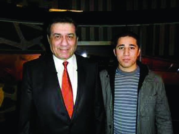 شلبي واحد مساعديه في التعليق﻿
