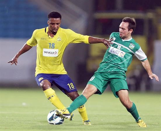 محترف العربي داميان ليزيو يحاول قطع الكرة من لاعب النصر السعودي محمد نور	موقع النصر﻿