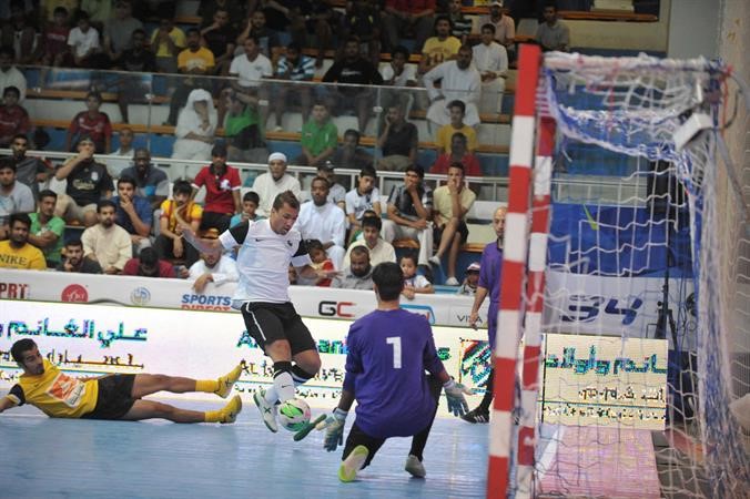 مراوغة رائعة للدفاع ومواجهة لحارس المرمى ﻿