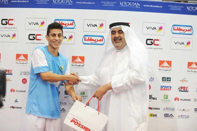 السفير عادل العيار يسلم جائزة افضل لاعب ﻿