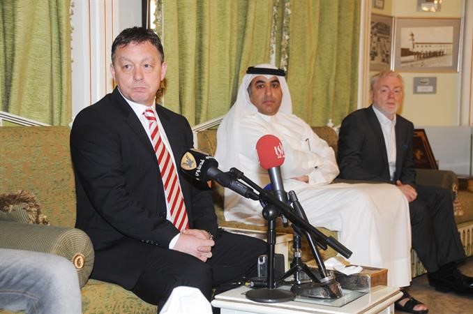 الحساوي مع المدرب الاسكوتلندي بيلي ديفيز في ديوان الحساوي 	هاني الشمري﻿