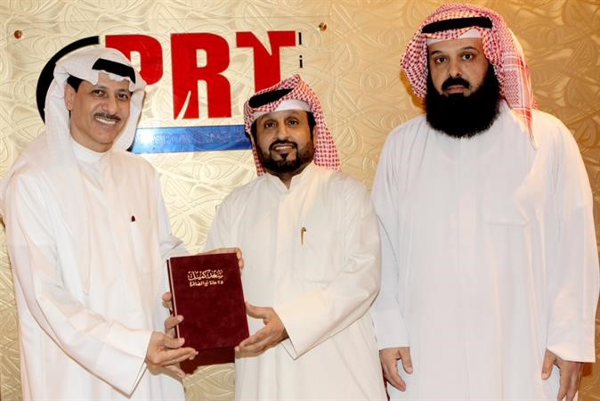 محمد هذال المطيري يتسلم كتاب كميل بحضور يوسف الشمري ﻿