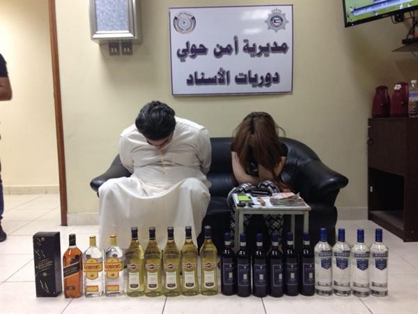 الايرانية والمواطن وامامهما المضبوطات 