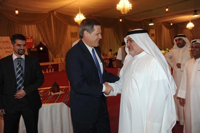  ومع السفير الاميركي