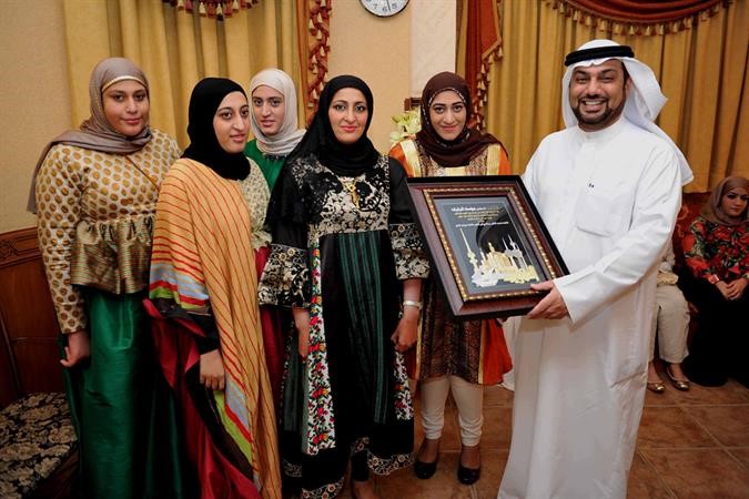 ناخبات الاولى يقدمن للدكتور الزلزلة هدية تذكارية بمناسبة فوزه