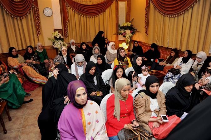 جانب من الحاضرات في ديوان دالزلزلة لتهنئته بالنجاح 