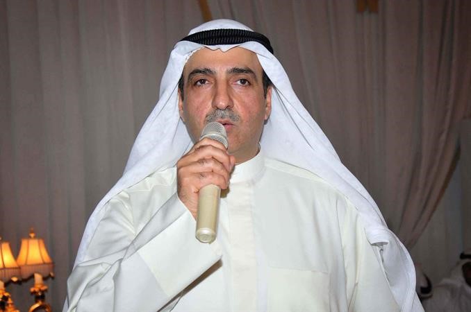 جمال العمر متحدثا الى مهنئيه محمد خلوصي