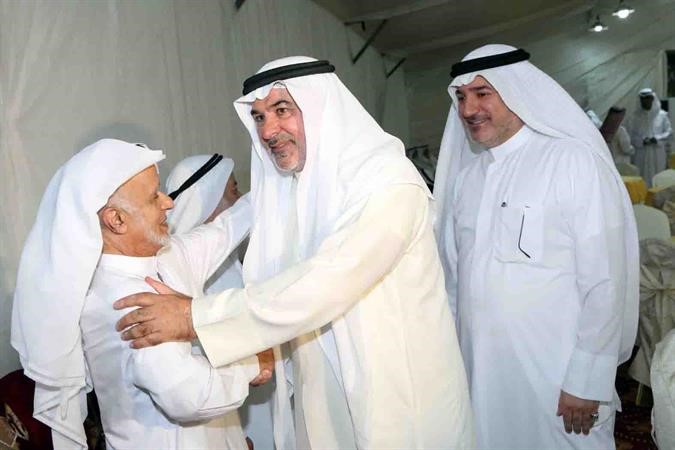 صالح عاشور يتلقى مباركة
