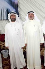 احد الناخبين يبارك لعاشور