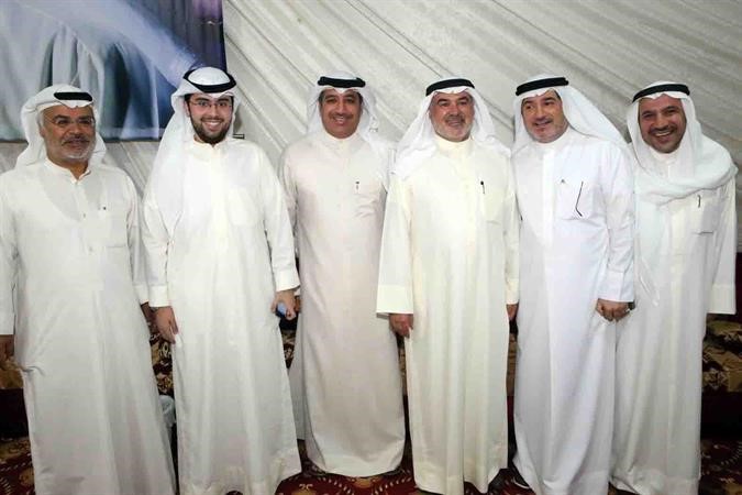 صالح عاشور متوسطا بعض ابناء الدائرة
