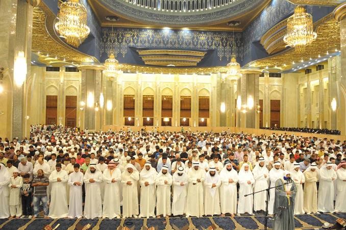 جموع من المصلين خلال صلاة قيام الليلة قبل الماضية	سعود سالم﻿