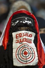 مؤيدة لمرسي تضع شعارمشروع شهيدفي رابعة العدويةافپ