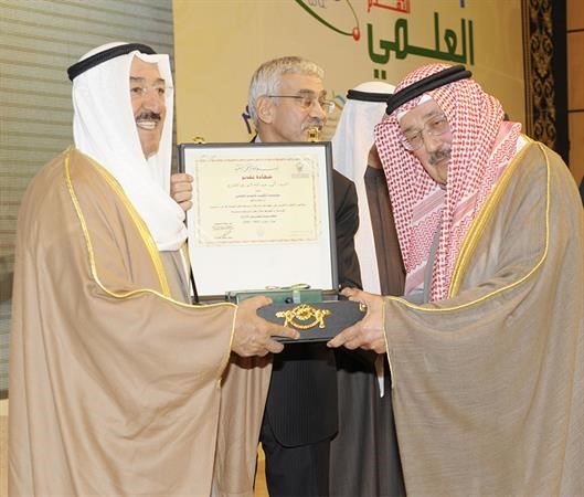 صاحب السمو الامير الشيخ صباح الاحمد مكرما الراحل اثناء توزيع جوائز مؤسسة الكويت للتقدم العلمي﻿