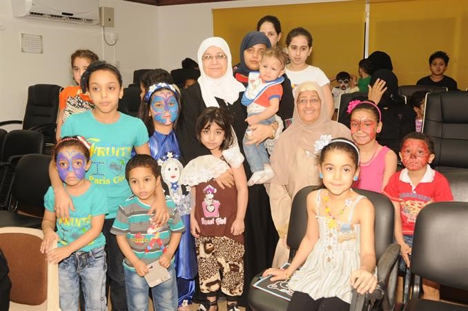 وفاء العيسى وابتهاج السلطان تتوسطان الايتام 	انور الكندري﻿