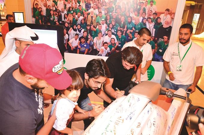 عدد من الشباب يوقعون على النموذج