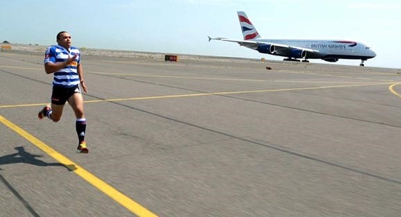 بالفيديو.. لاعب يسابق طائرة "إيرباص" ويتفوق عليها!