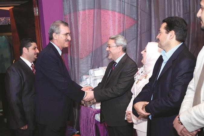 ترحيب باحد الضيوف﻿