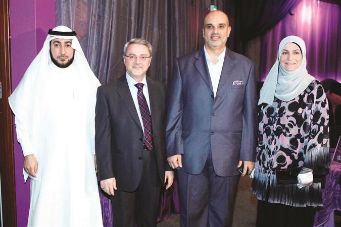 ايمان عريقات وعدد من المهنئين مع السفير بحر العلوم﻿