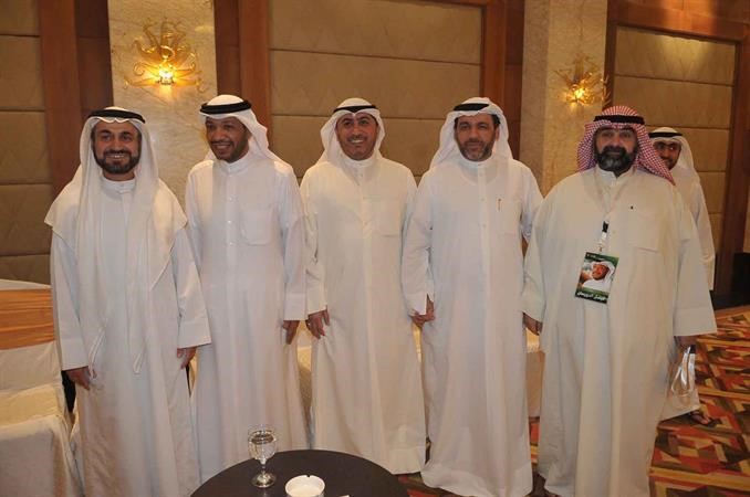 فيصل الدويسان متوسطا دفاضل صفر وهاني شمس وبعض المهنئين
