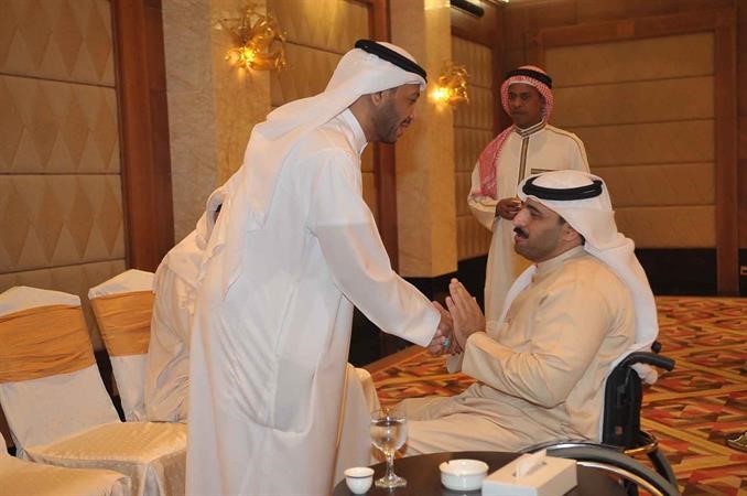 ويتلقى تهنئة
