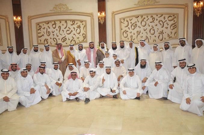 الحمدان متوسطا مهنئيه
