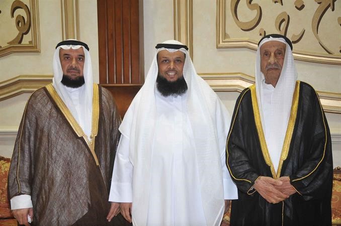 حمود الحمدان متوسطا شقيقه دجاسم الحمدان واحد المهنئين