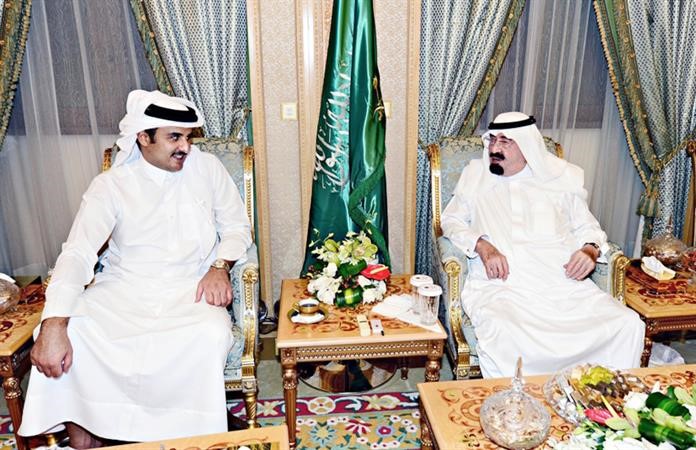 خادم الحرمين الشريفين الملك عبد الله بن عبد العزيز مستقبلا امير قطر الشيخ تميم بن حمد ثاني بمكة اول من امس الاولافپ﻿