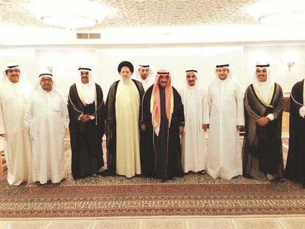 سمو الشيخ ناصر المحمد متوسطا السيد محمد المهري والحضور في الديوان﻿