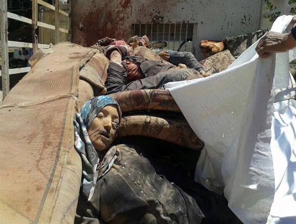 جثث النازحين السوريين الذين قتلتهم غارة جوية للنظام السوري قرب بلدة عرسال في لبنانلدى نقلها الى المشفى في بعلبك	افپ﻿