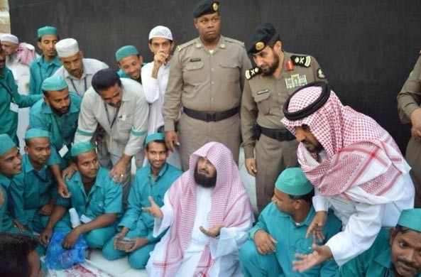 بالصور.. السديس يفطر مع عمال النظافة بجوار الحرم