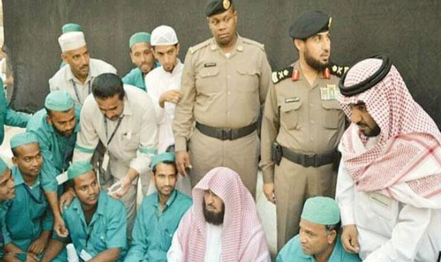 بالصور.. السديس يفطر مع عمال النظافة بجوار الحرم