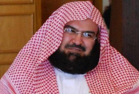 بالصور.. السديس يفطر مع عمال النظافة بجوار الحرم