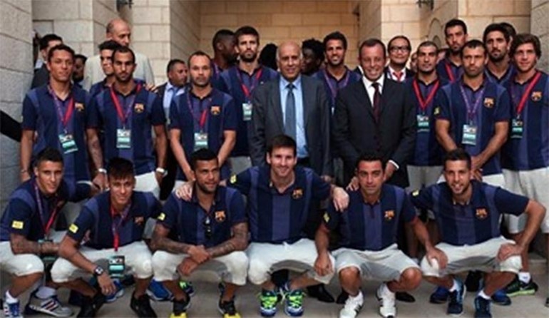 بالفيديو.. فلسطين : لحظة دخول لاعبي برشلونة الملعب .. وعساف يغني احتفاءً بهم