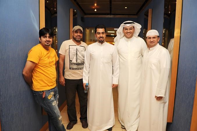  اسرة البرنامج في لقطة جماعية 	فريال حماد﻿