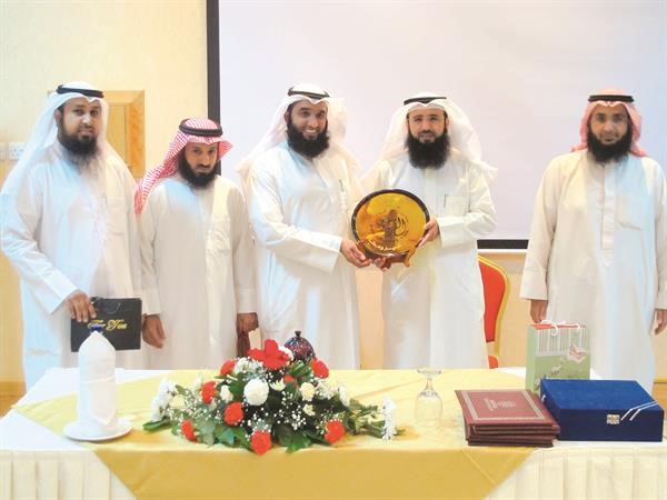 الداعية حسين المعيوف اثناء تكريمه