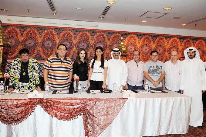 فريق عمل المسرحية في لقطة جماعية ومعهم الشيخ دعيج الخليفة وياسر العماري 	قاسم باشا﻿