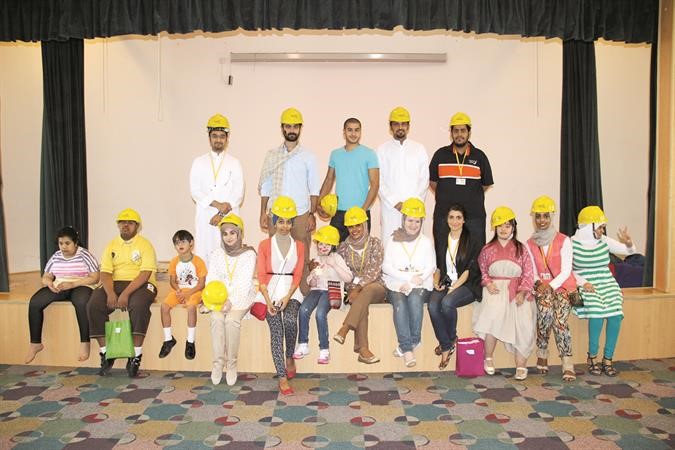 عدد من اعضاء اللجنة مع مجموعة من الاطفال