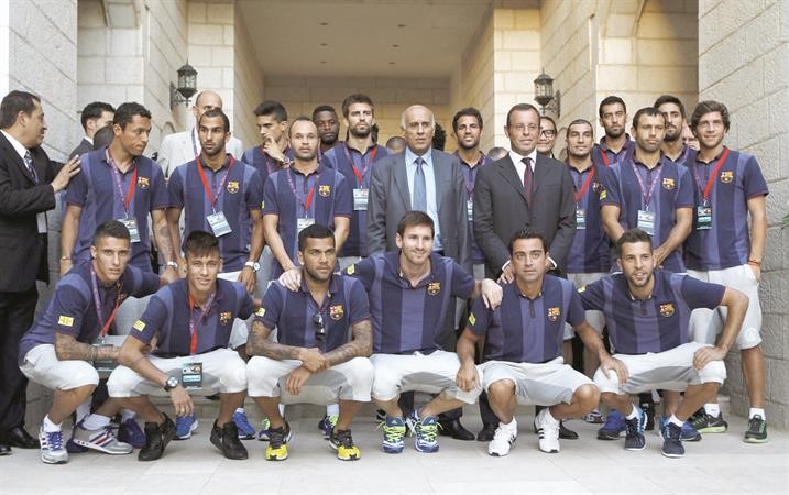 رئيس الاتحاد الفلسطيني جبريل الرجوب مع رئيس برشلونة ساندرو روسيل وفريق برشلونة في القدس رويترز