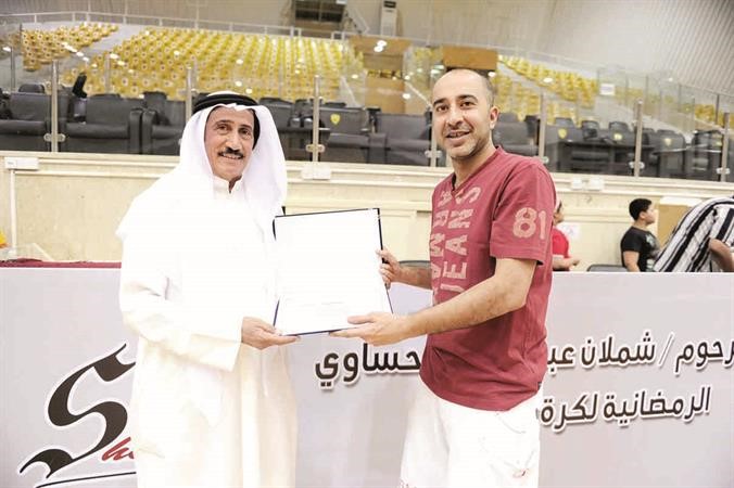 جابر شلال يقدم درعا لعبد اللطيف الحساوي