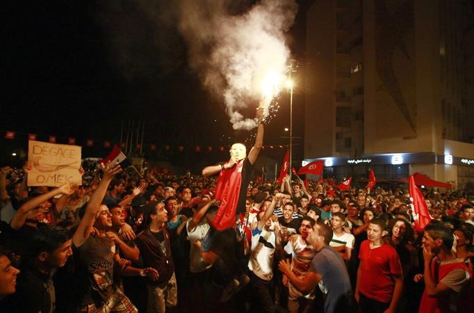 متظاهرون مناهضون للحكومة التونسية امام مقر المجلس التاسيسي مساء امس الاول	 رويترز﻿