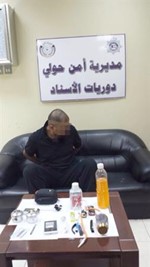  المتعاطي وامامه المضبوطات