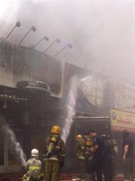 رجال الاطفاء يتعاملون مع حريق الشويخ