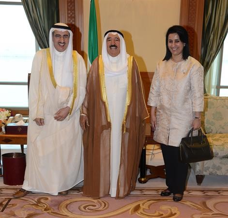 صاحب السمو الامير الشيخ صباح الاحمد مستقبلا الوزير معبدالعزيز الابراهيم وم رحاب الفليج ﻿
