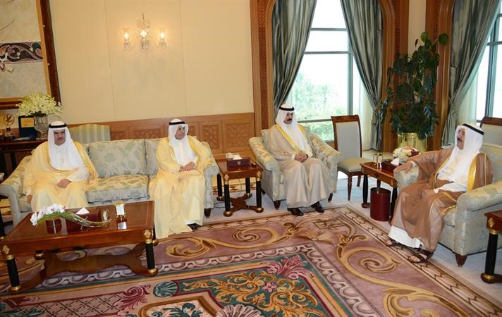 صاحب السمو الامير الشيخ صباح الاحمد مستقبلا الوزراء الشيخ محمد الخالد والشيخ خالد الجراح والشيخ سلمان الحمود ﻿