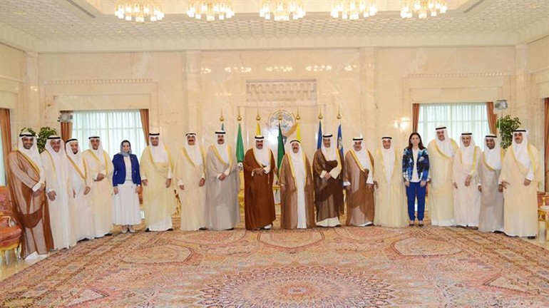 صاحب السمو الامير الشيخ صباح الاحمد وسمو ولي العهد الشيخ نواف الاحمد في لقطة تذكارية مع سمو الشيخ جابر المبارك والحكومة الجديدة