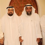 احد المباركين يقدم التهنئة﻿